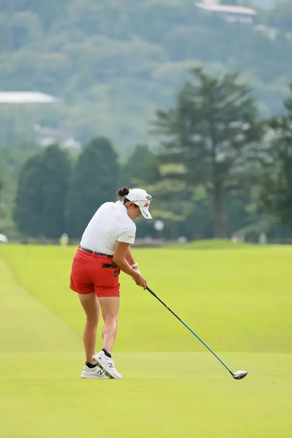 岩井千怜のドライバースイング（後方）連続写真【CATレディス2022】