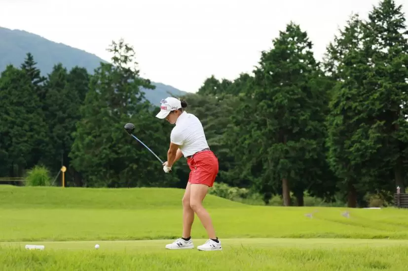 岩井千怜のドライバースイング（斜め前方）連続写真【CATレディス2022】