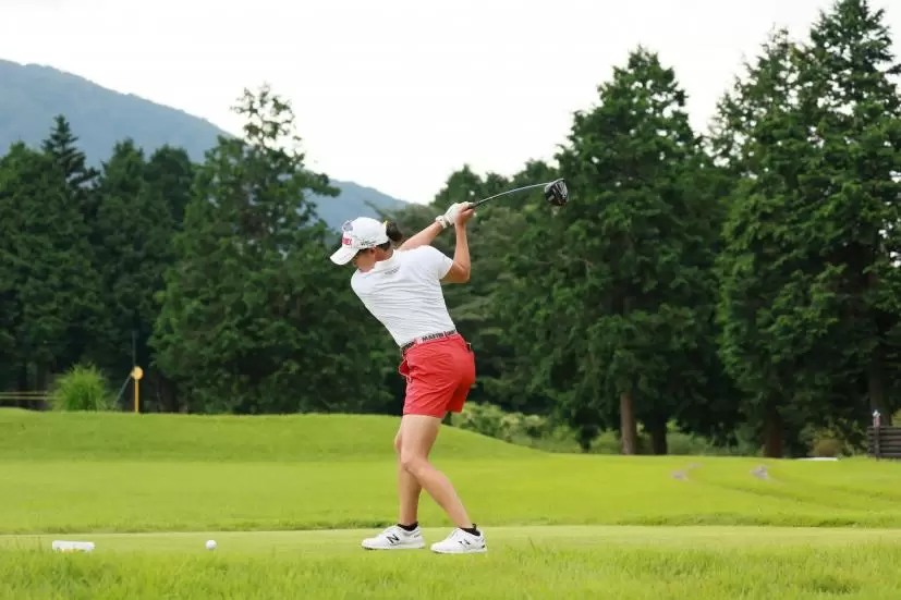 岩井千怜のドライバースイング（斜め前方）連続写真【CATレディス2022】