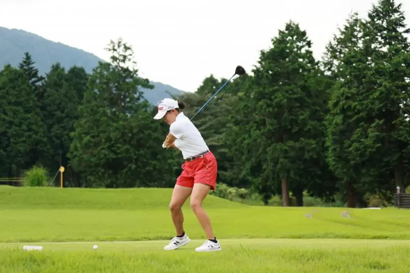 岩井千怜のドライバースイング（斜め前方）連続写真【CATレディス2022】