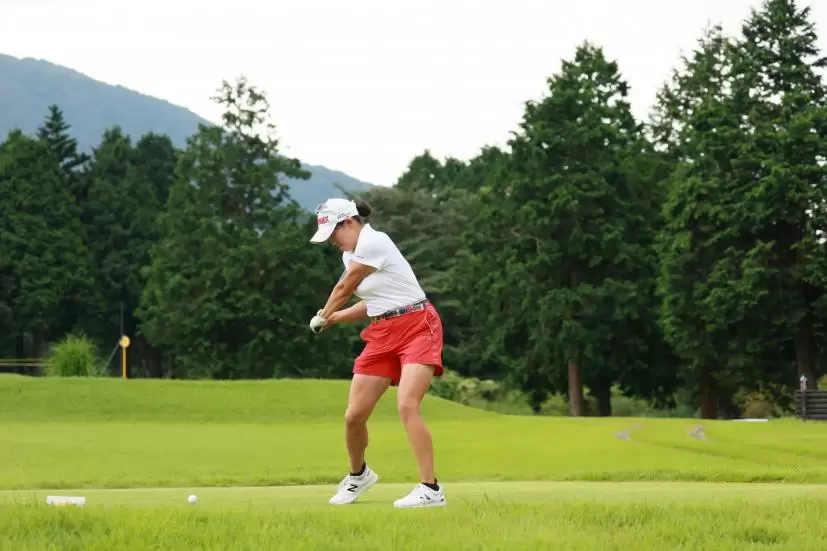 岩井千怜のドライバースイング（斜め前方）連続写真【CATレディス2022】