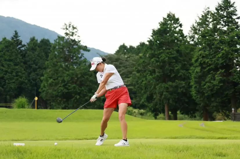 岩井千怜のドライバースイング（斜め前方）連続写真【CATレディス2022】