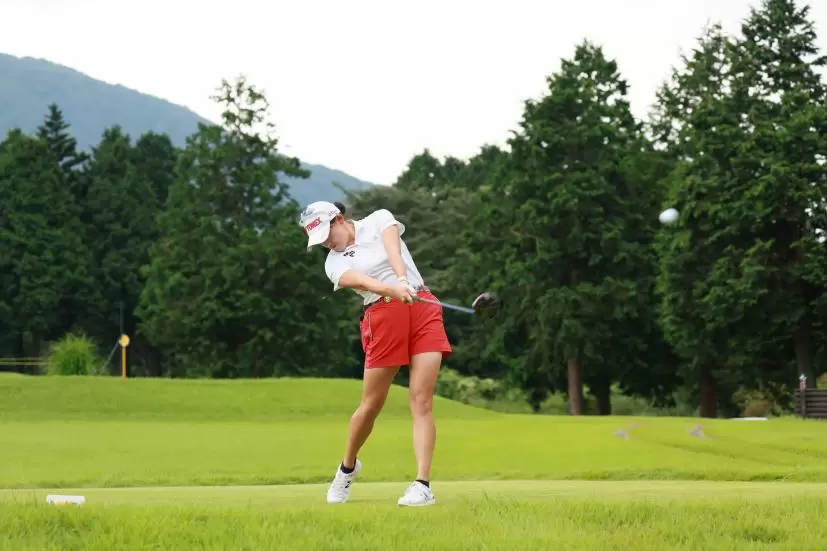 岩井千怜のドライバースイング（斜め前方）連続写真【CATレディス2022】