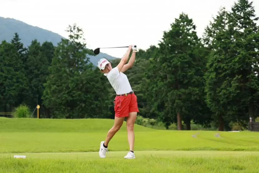 岩井千怜のドライバースイング（斜め前方）連続写真【CATレディス2022】