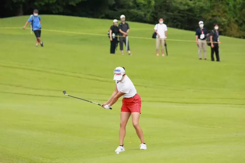 岩井千怜のアイアンスイング（正面）連続写真【CATレディス2022】