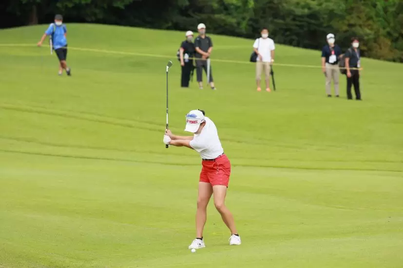 岩井千怜のアイアンスイング（正面）連続写真【CATレディス2022】