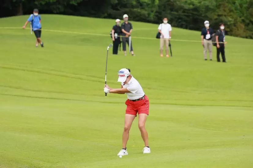 岩井千怜のアイアンスイング（正面）連続写真【CATレディス2022】