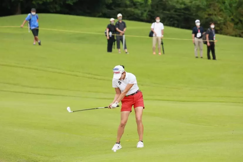 岩井千怜のアイアンスイング（正面）連続写真【CATレディス2022】