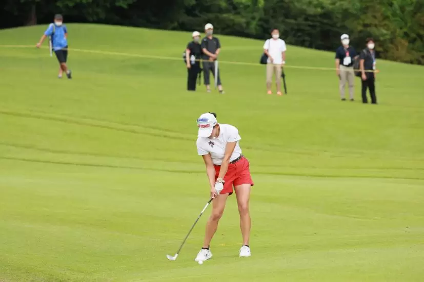 岩井千怜のアイアンスイング（正面）連続写真【CATレディス2022】