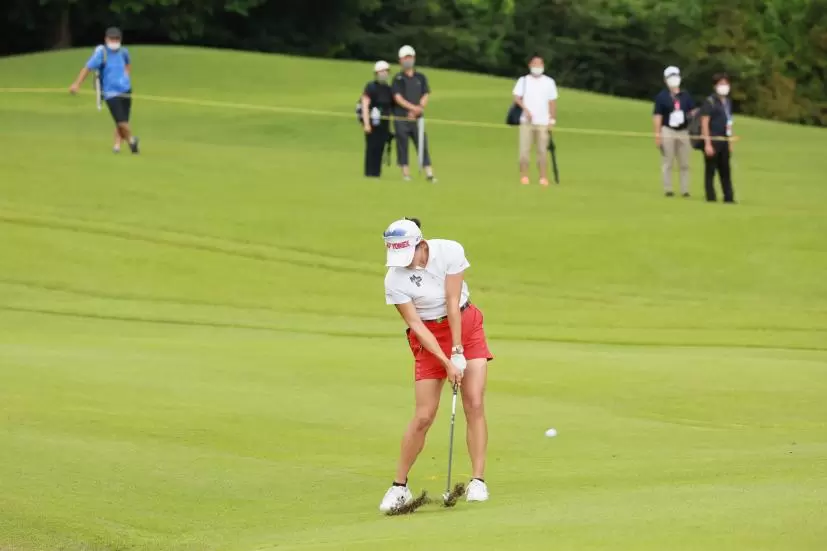 岩井千怜のアイアンスイング（正面）連続写真【CATレディス2022】