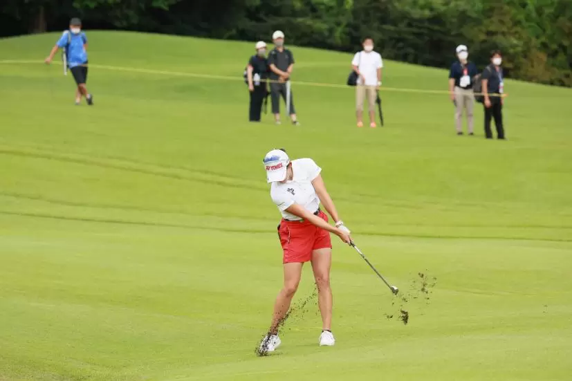 岩井千怜のアイアンスイング（正面）連続写真【CATレディス2022】