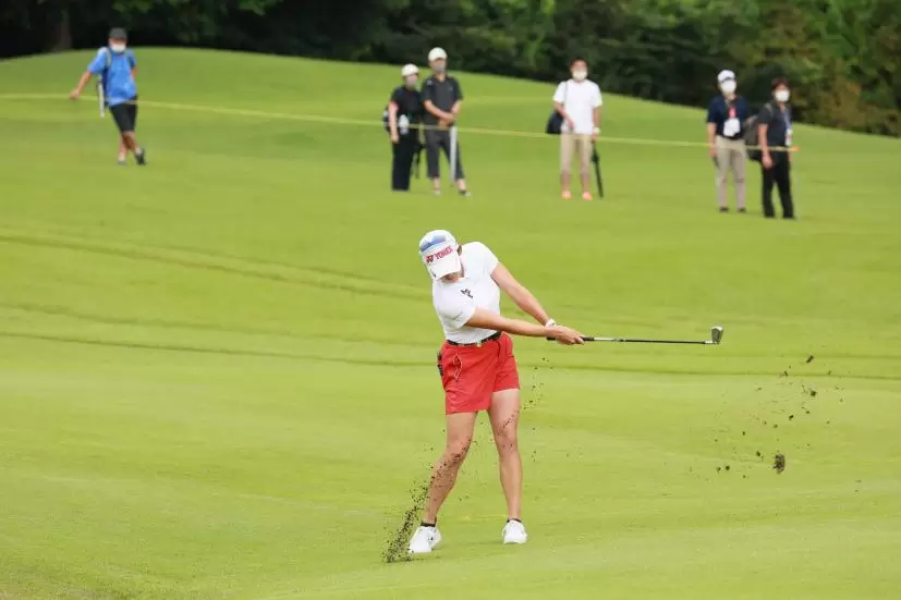 岩井千怜のアイアンスイング（正面）連続写真【CATレディス2022】