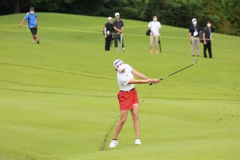 岩井千怜のアイアンスイング（正面）連続写真【CATレディス2022】