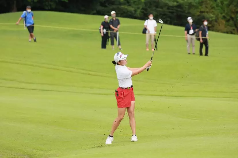 岩井千怜のアイアンスイング（正面）連続写真【CATレディス2022】