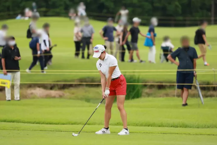 岩井千怜のアイアンスイング（斜め前方）連続写真【CATレディス2022】