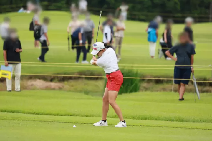 岩井千怜のアイアンスイング（斜め前方）連続写真【CATレディス2022】