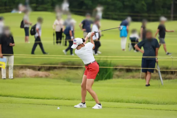 岩井千怜のアイアンスイング（斜め前方）連続写真【CATレディス2022】