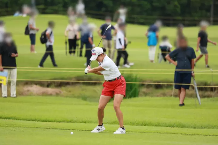 岩井千怜のアイアンスイング（斜め前方）連続写真【CATレディス2022】