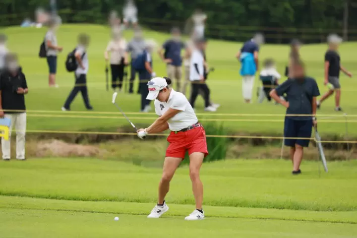 岩井千怜のアイアンスイング（斜め前方）連続写真【CATレディス2022】