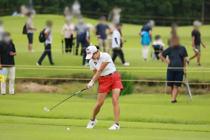 岩井千怜のアイアンスイング（斜め前方）連続写真【CATレディス2022】