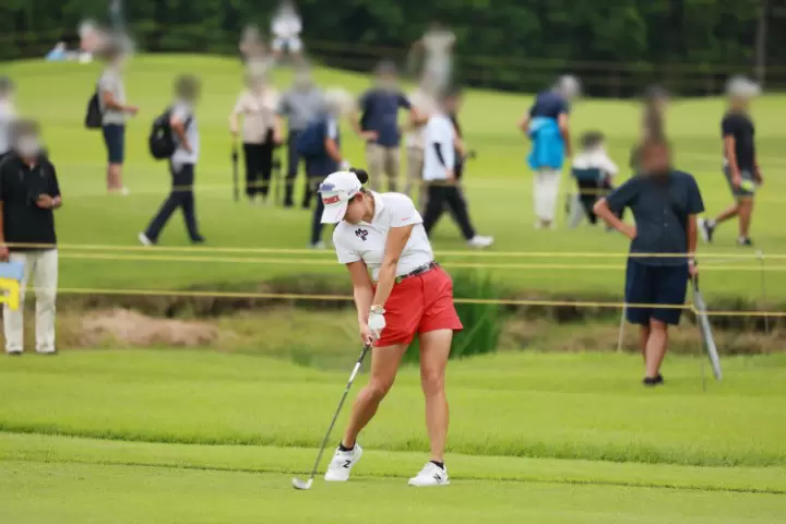 岩井千怜のアイアンスイング（斜め前方）連続写真【CATレディス2022】