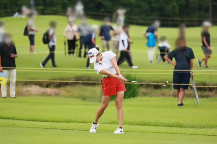 岩井千怜のアイアンスイング（斜め前方）連続写真【CATレディス2022】