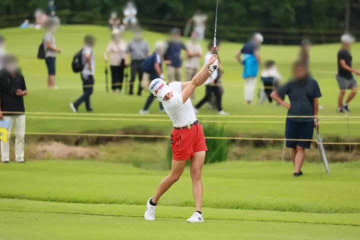 岩井千怜のアイアンスイング（斜め前方）連続写真【CATレディス2022】