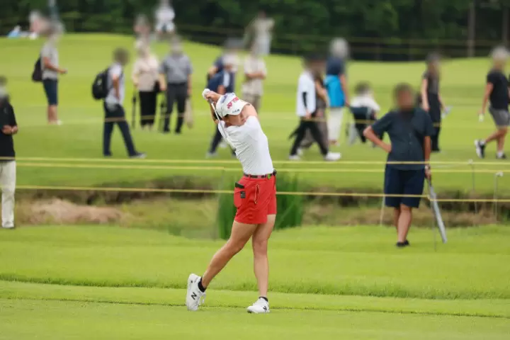 岩井千怜のアイアンスイング（斜め前方）連続写真【CATレディス2022】