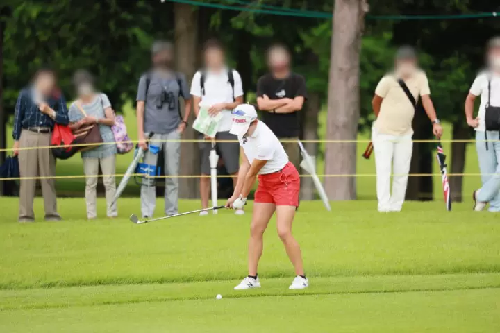 岩井千怜のウェッジスイング（斜め前方）連続写真【CATレディス2022】