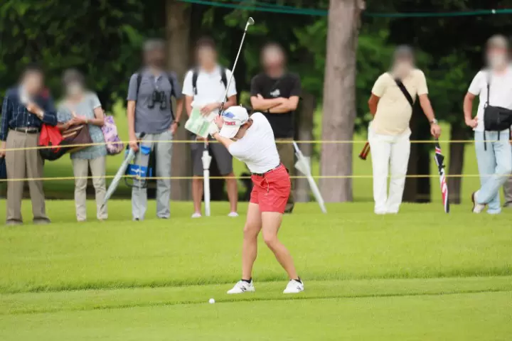 岩井千怜のウェッジスイング（斜め前方）連続写真【CATレディス2022】