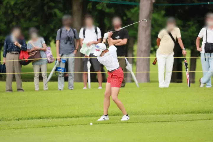 岩井千怜のウェッジスイング（斜め前方）連続写真【CATレディス2022】