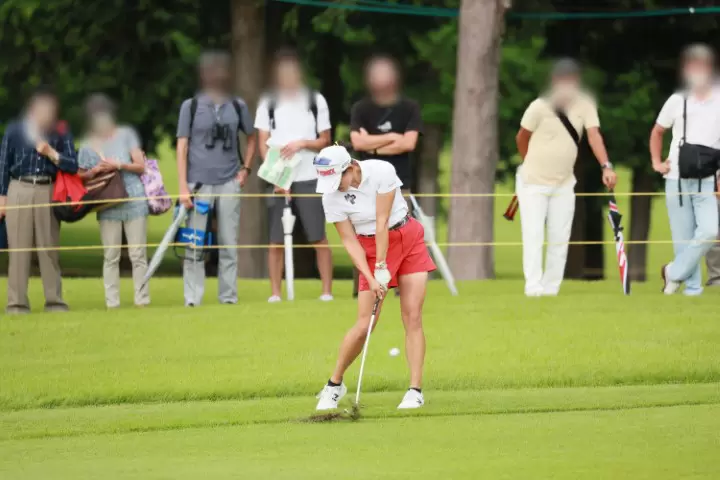 岩井千怜のウェッジスイング（斜め前方）連続写真【CATレディス2022】