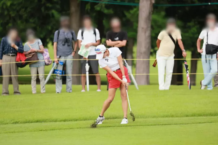 岩井千怜のウェッジスイング（斜め前方）連続写真【CATレディス2022】