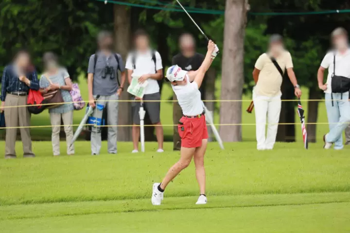 岩井千怜のウェッジスイング（斜め前方）連続写真【CATレディス2022】