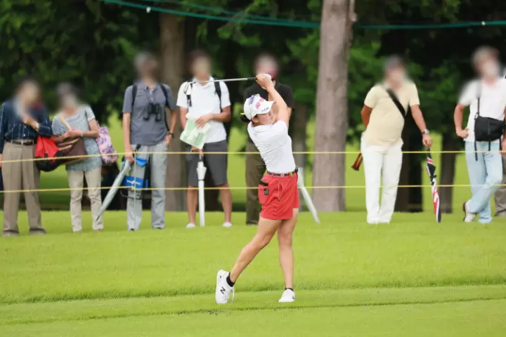 岩井千怜のウェッジスイング（斜め前方）連続写真【CATレディス2022】