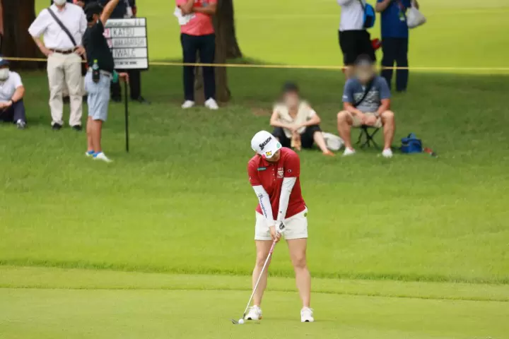 勝みなみのウェッジスイング（正面）連続写真【CATレディス2022】