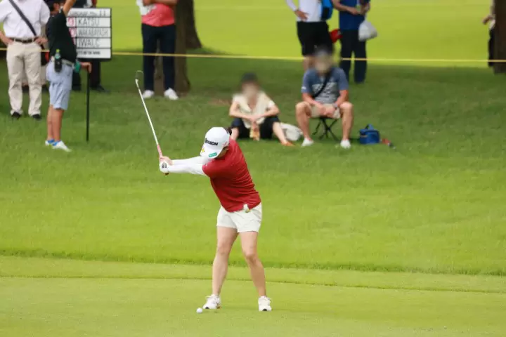 勝みなみのウェッジスイング（正面）連続写真【CATレディス2022】