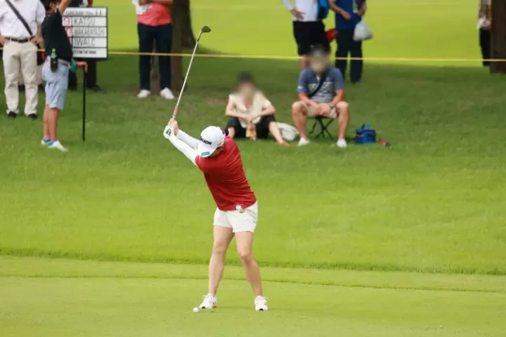 勝みなみのウェッジスイング（正面）連続写真【CATレディス2022】