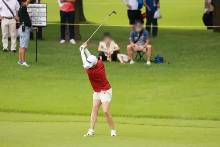 勝みなみのウェッジスイング（正面）連続写真【CATレディス2022】
