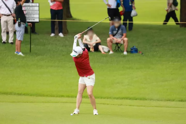 勝みなみのウェッジスイング（正面）連続写真【CATレディス2022】