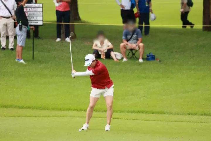 勝みなみのウェッジスイング（正面）連続写真【CATレディス2022】
