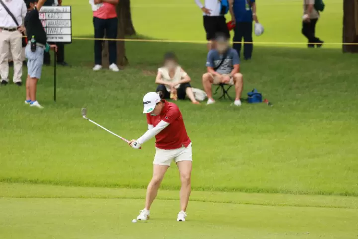 勝みなみのウェッジスイング（正面）連続写真【CATレディス2022】
