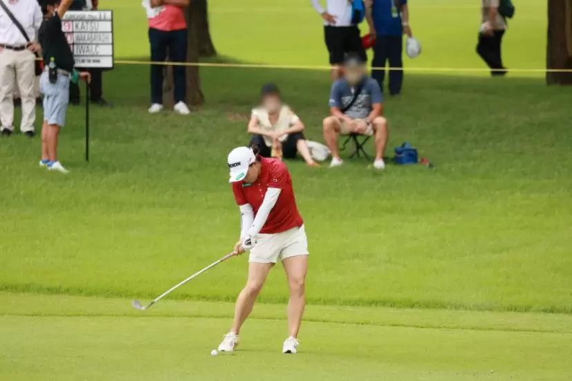 勝みなみのウェッジスイング（正面）連続写真【CATレディス2022】