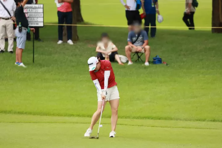 勝みなみのウェッジスイング（正面）連続写真【CATレディス2022】