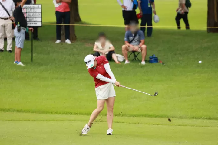 勝みなみのウェッジスイング（正面）連続写真【CATレディス2022】