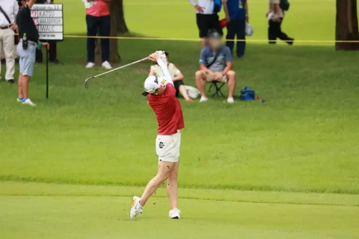 勝みなみのウェッジスイング（正面）連続写真【CATレディス2022】