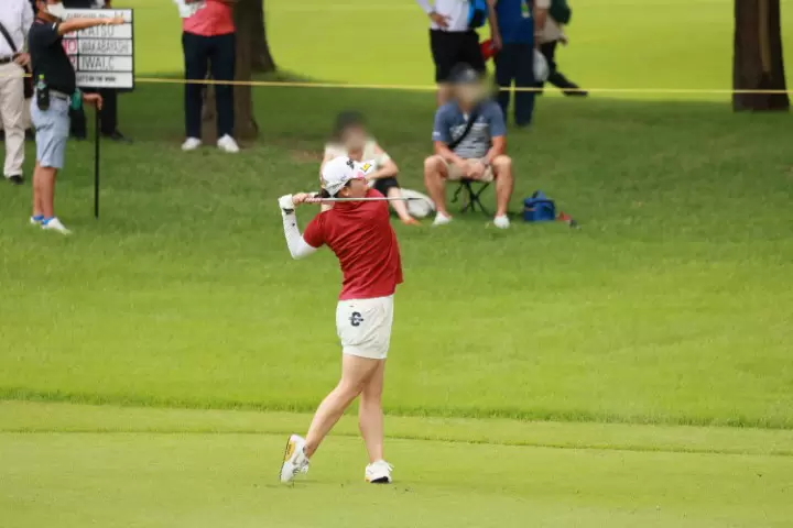 勝みなみのウェッジスイング（正面）連続写真【CATレディス2022】