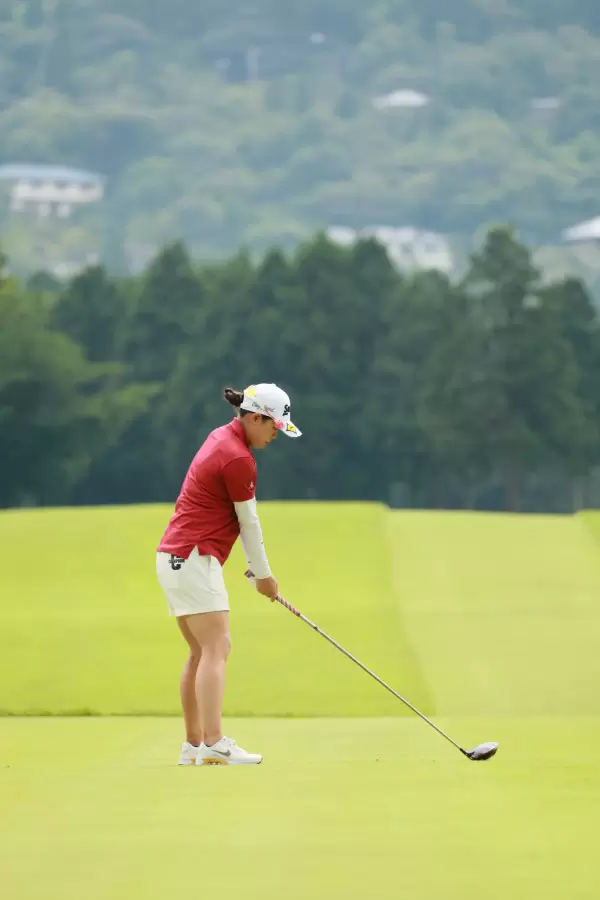 勝みなみのドライバースイング（後方）連続写真【CATレディス2022】