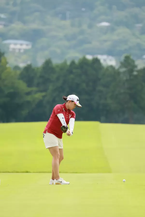 勝みなみのドライバースイング（後方）連続写真【CATレディス2022】