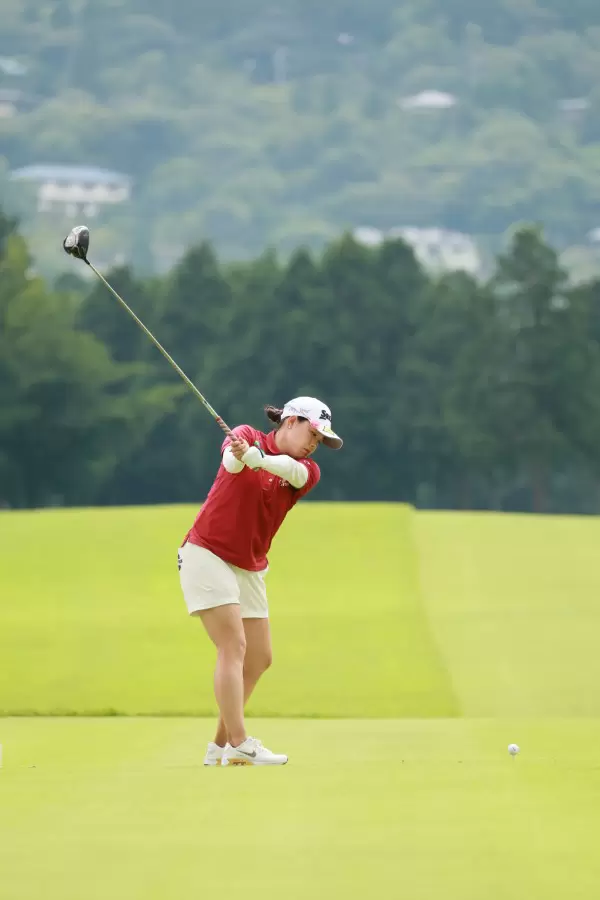 勝みなみのドライバースイング（後方）連続写真【CATレディス2022】